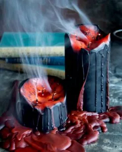 Schwarze Stumpenkerze Mit Vampir Blut 15cm -Halloween Tischdekoration Geschaft blutende schwarze vampir stumpenkerze black vampire pillar candle with blood tears 50663 031
